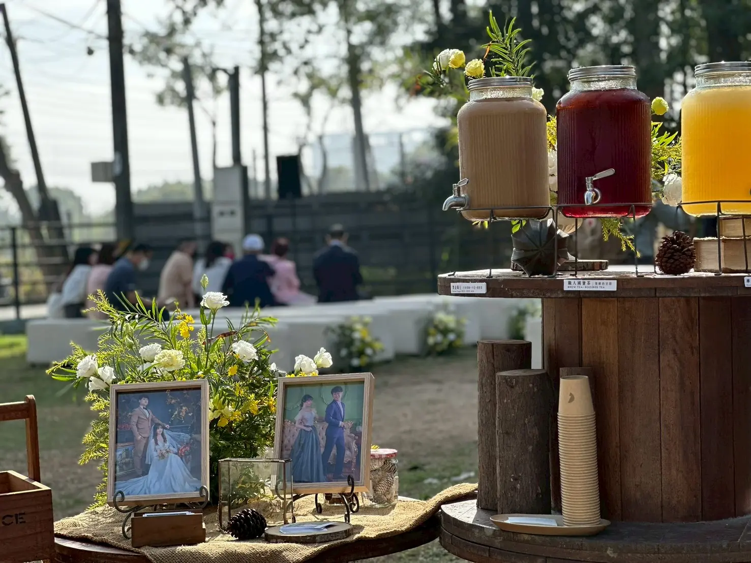 HITHERE 婚禮飲料外燴現場，賓客於戶外婚宴中以無咖啡因南非國寶茶舉杯敬酒