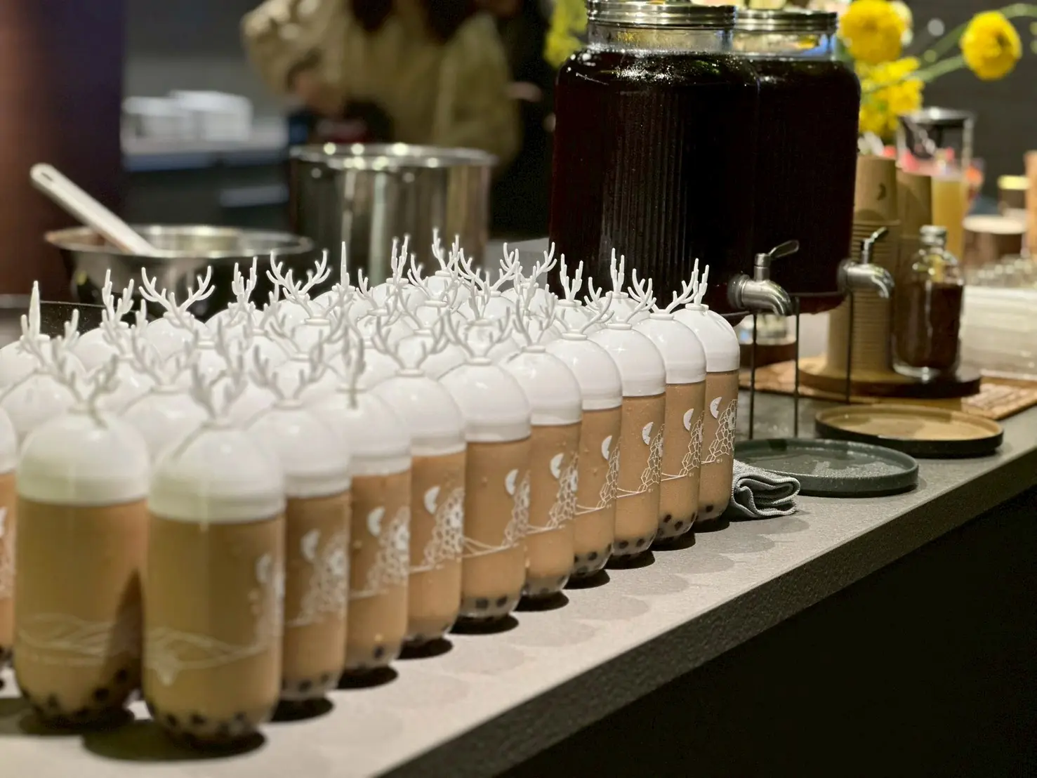 HITHERE 婚禮外燴飲品整齊排列，適合婚宴、證婚儀式與戶外派對供應
