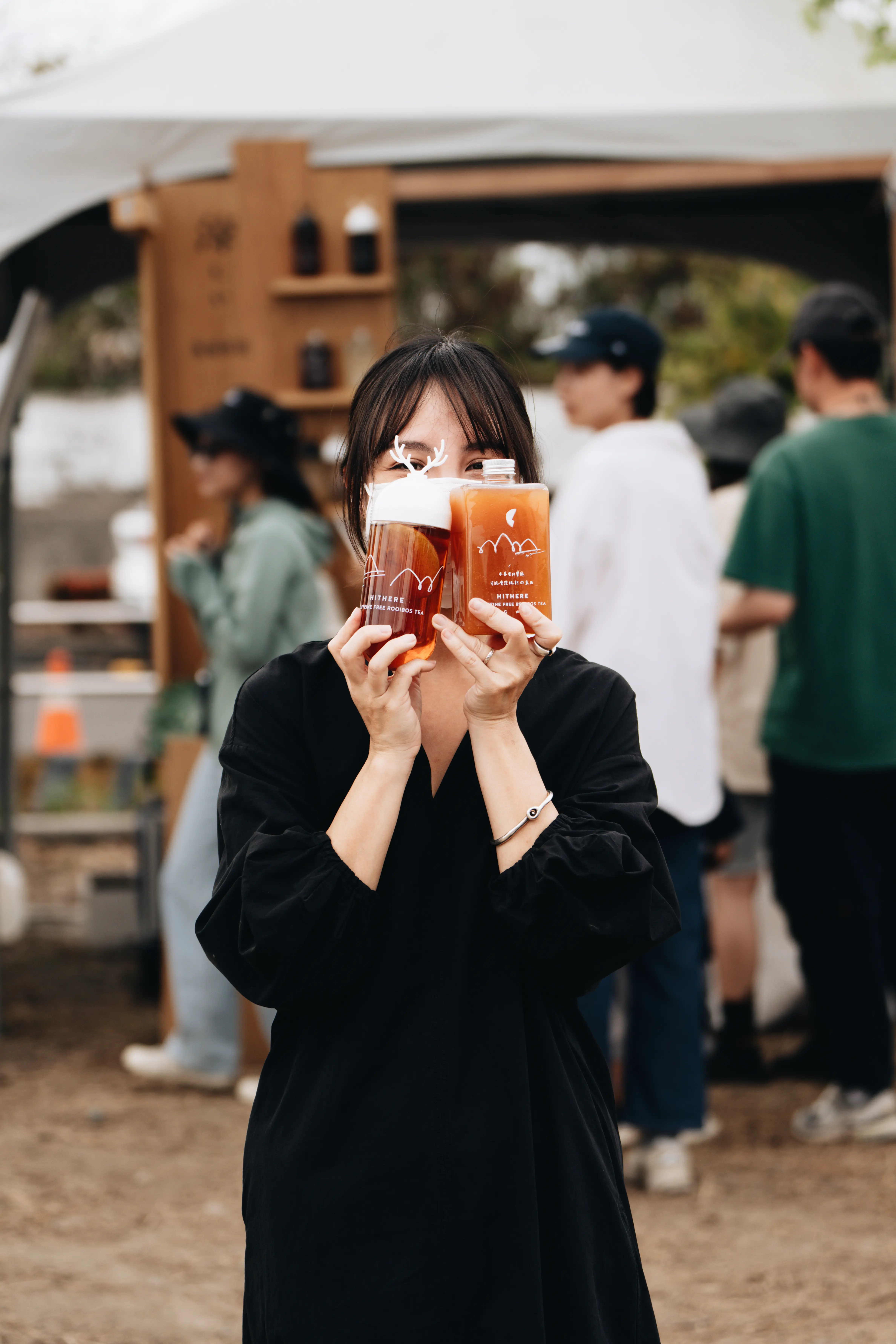 活動賓客於 HITHERE 品牌活動外燴現場取用主題飲品並互動