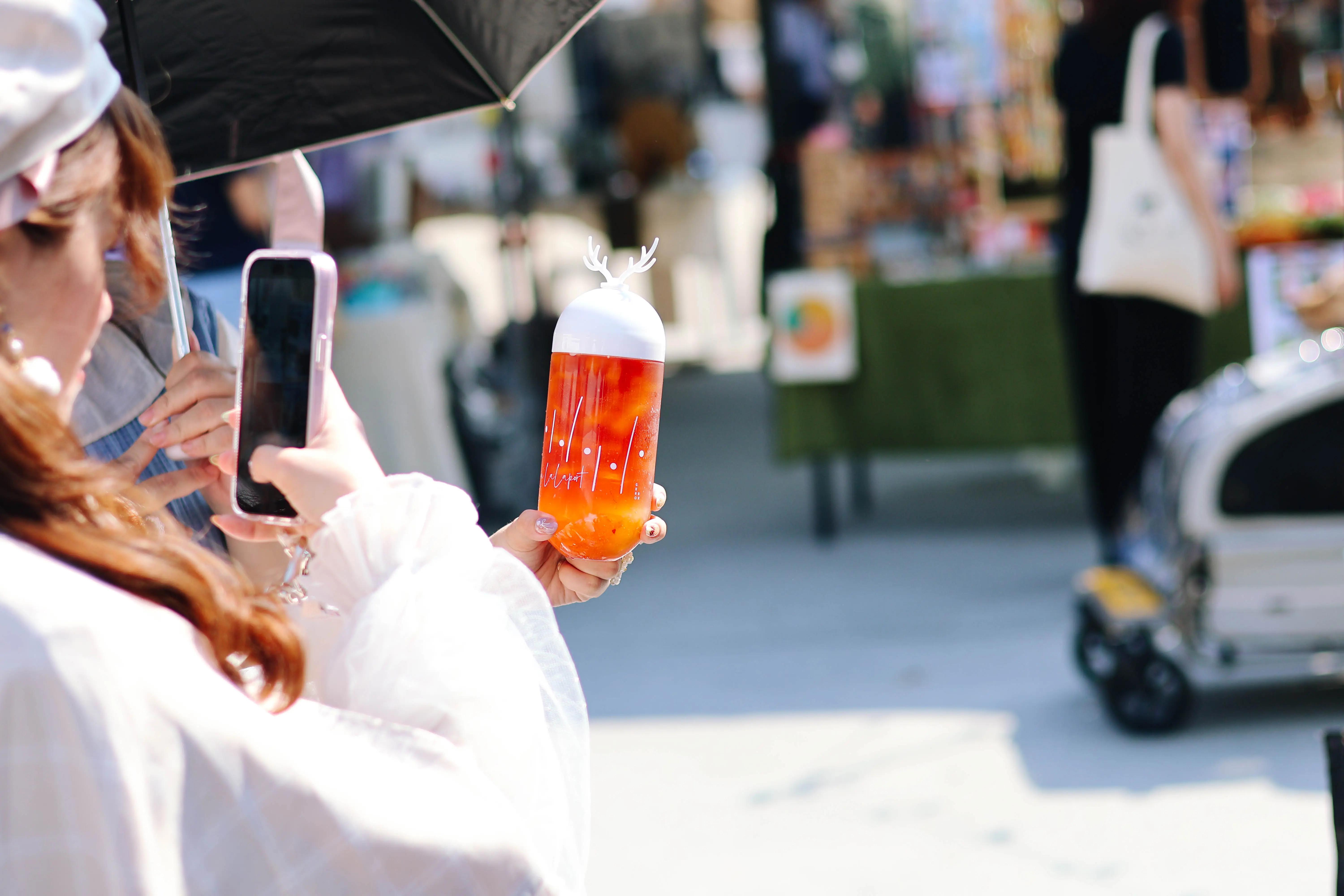 婚禮賓客於 HITHERE 外燴服務區取用飲品，呈現自然互動與現場服務感