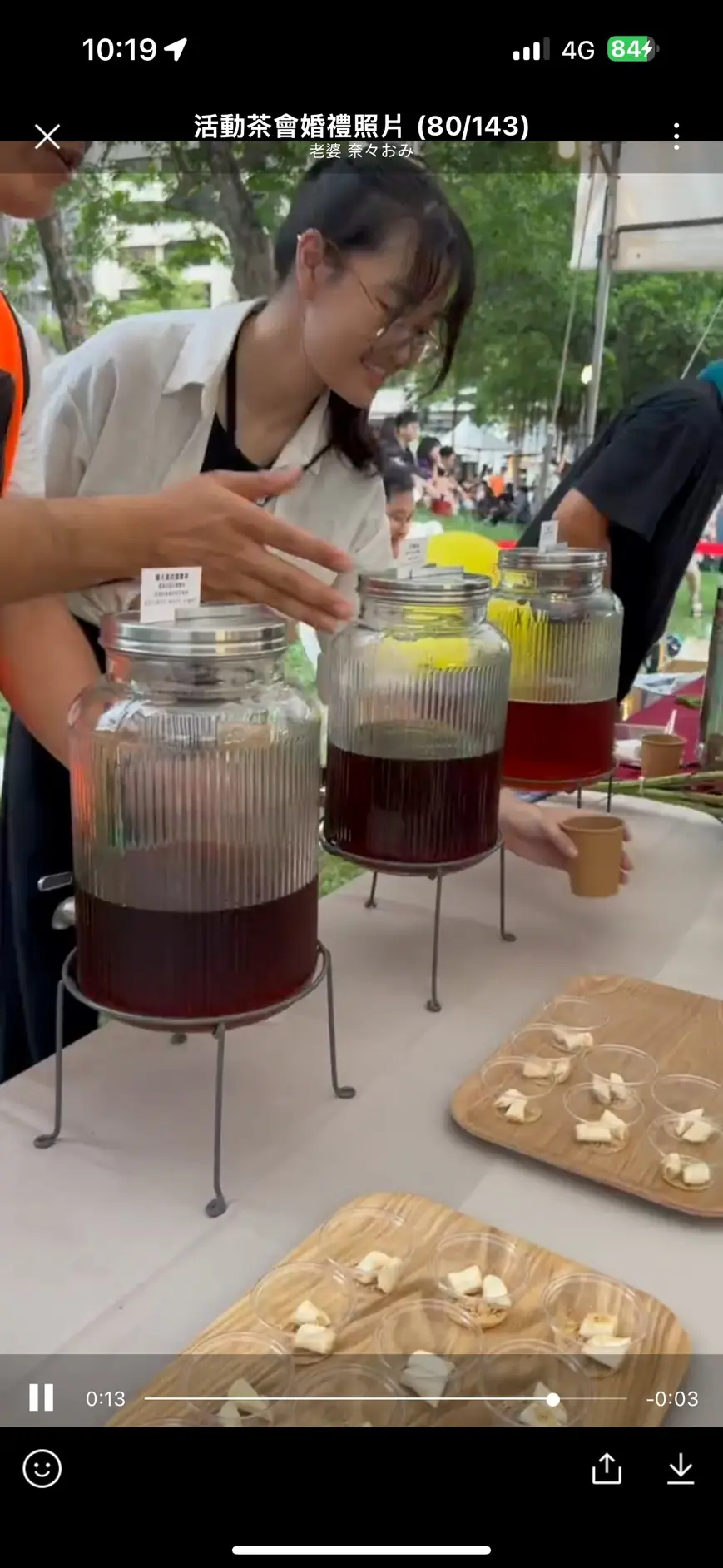 賓客於 HITHERE 飲料外燴活動現場取飲互動，無咖啡因茶飲服務