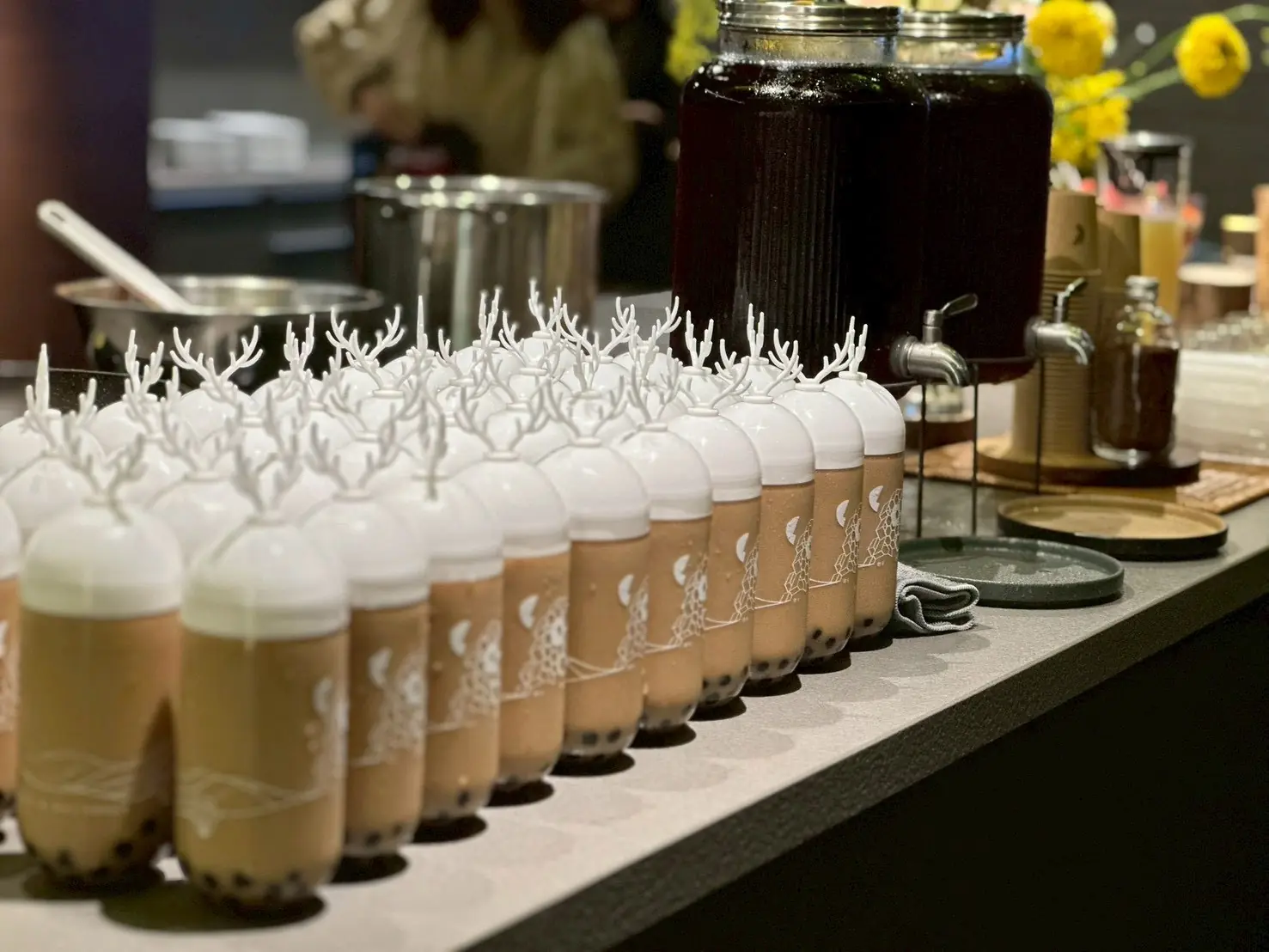 HITHERE 多杯國寶茶飲品整齊排列，活動外燴現場備杯情境