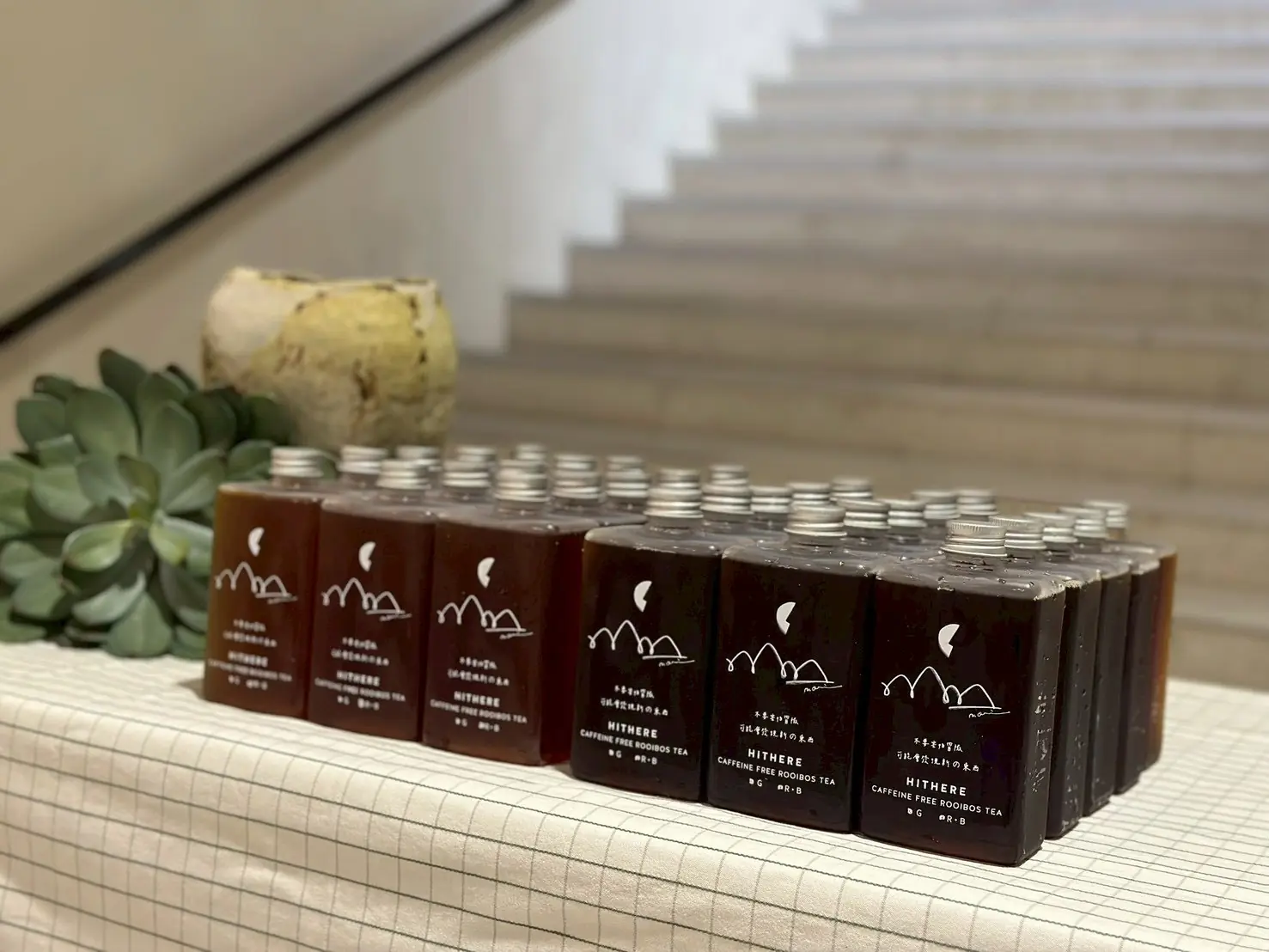 HITHERE 無咖啡因南非國寶茶飲品特寫，清爽自然適合各類活動