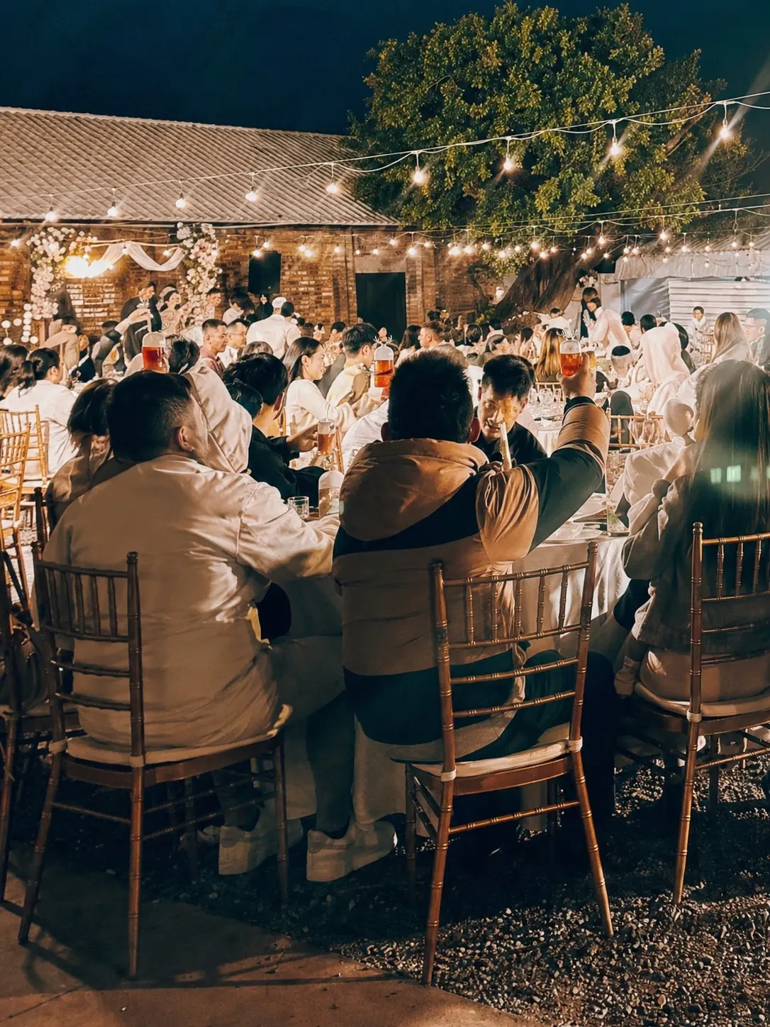 婚禮賓客手拿 HITHERE 鹿角瓶與方瓶敬酒，呈現婚宴飲料外燴的自然互動
