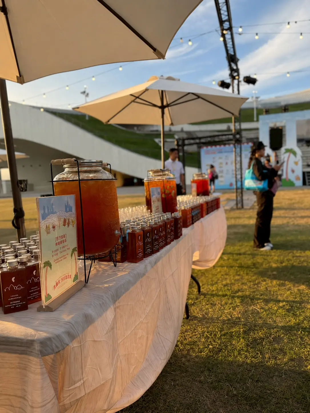 HITHERE 活動限定飲品整齊排列，適合品牌活動、出版社活動與 IP 主題活動大量供應
