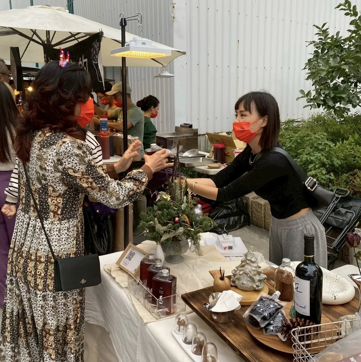 HITHERE 工作人員於外燴活動現場備料與服務，專業飲料外燴流程